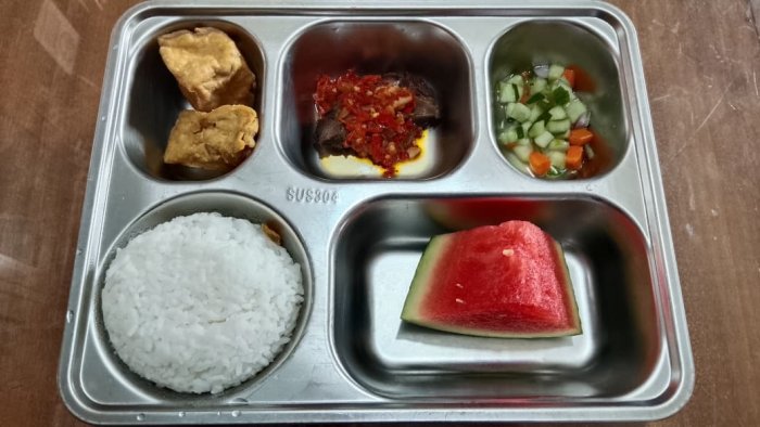 Dukung Gizi Pelajar, MTsN 1 Tanjab Barat Konsisten Salurkan Program Makan Bergizi Gratis Pemerintah
