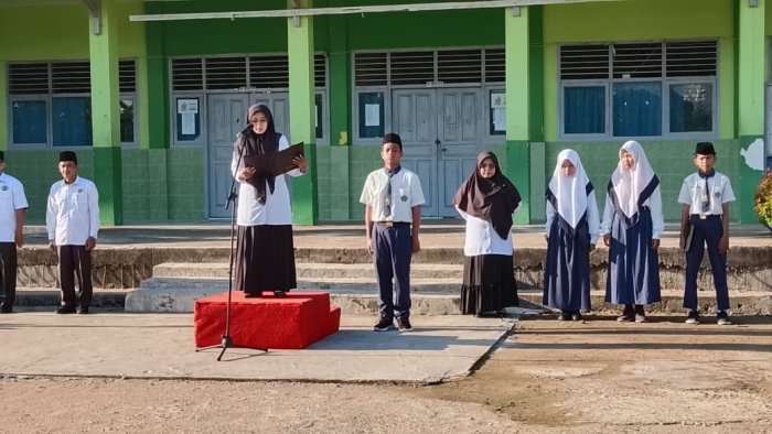 Khidmat dan Disiplin, Kelas VIII C Sukses Jalankan Tugas Upacara Bendera di MTsN 1 Tanjab Barat