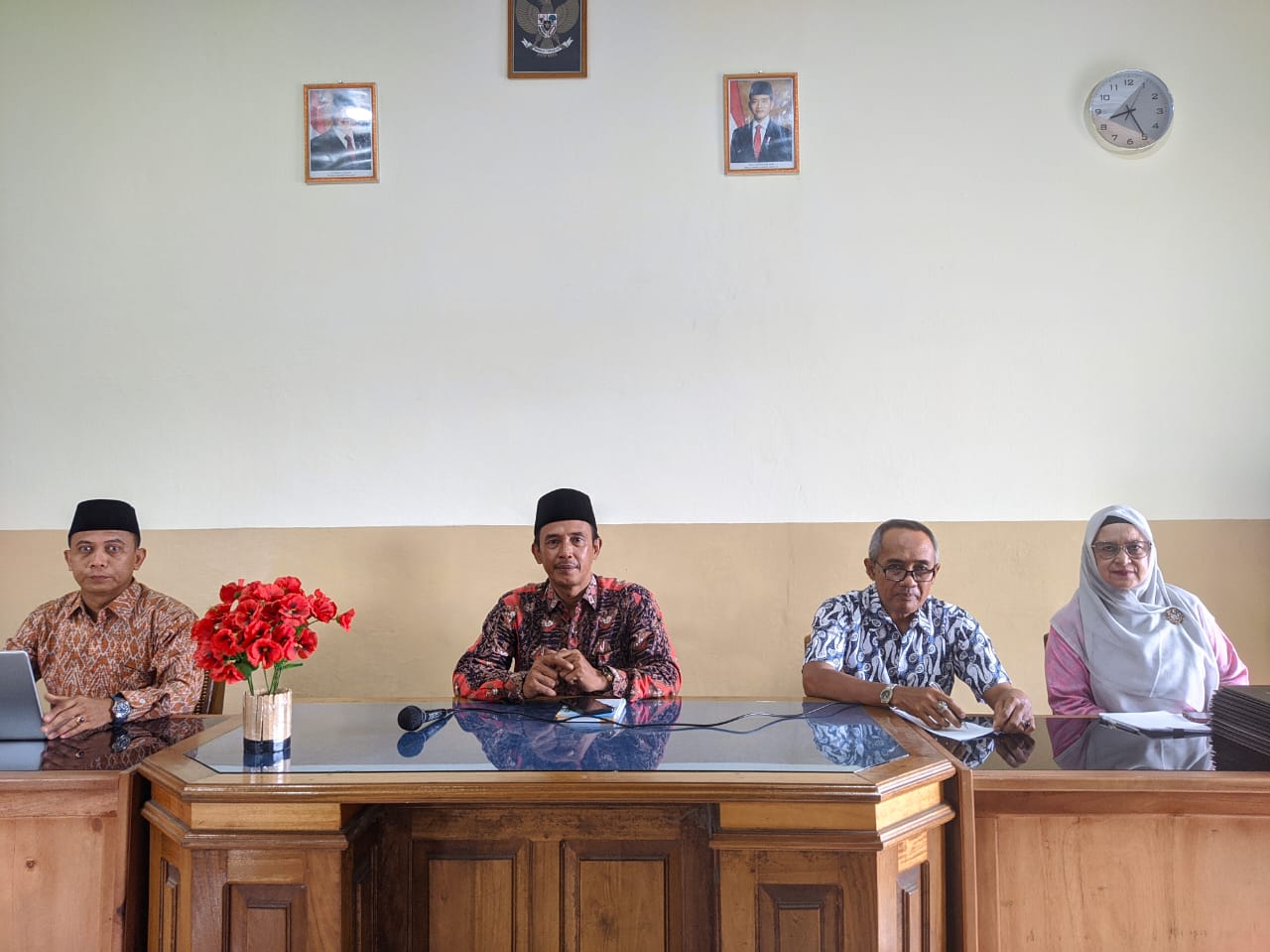 Sebelum Pembagian Raport Dilaksanakan, Kepala MTsN 1 Tanjab Barat AdakaN Rapat Evaluasi Semester Ganjil TP 2024/2025