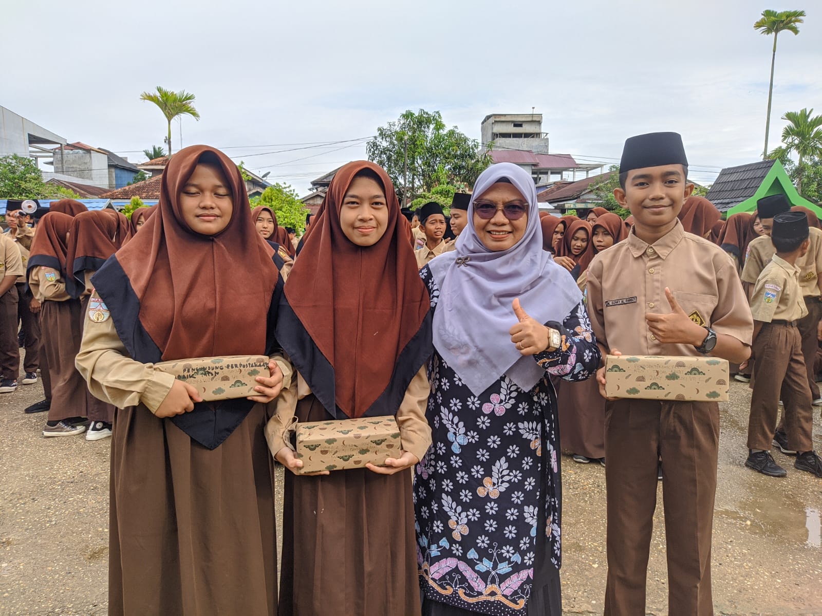 Adakan Pemustaka Teladan, Perpustakaan MTsN 1 Tanjab Barat Bagikan Reward Kepada Guru Dan Siswa Berikut Ini