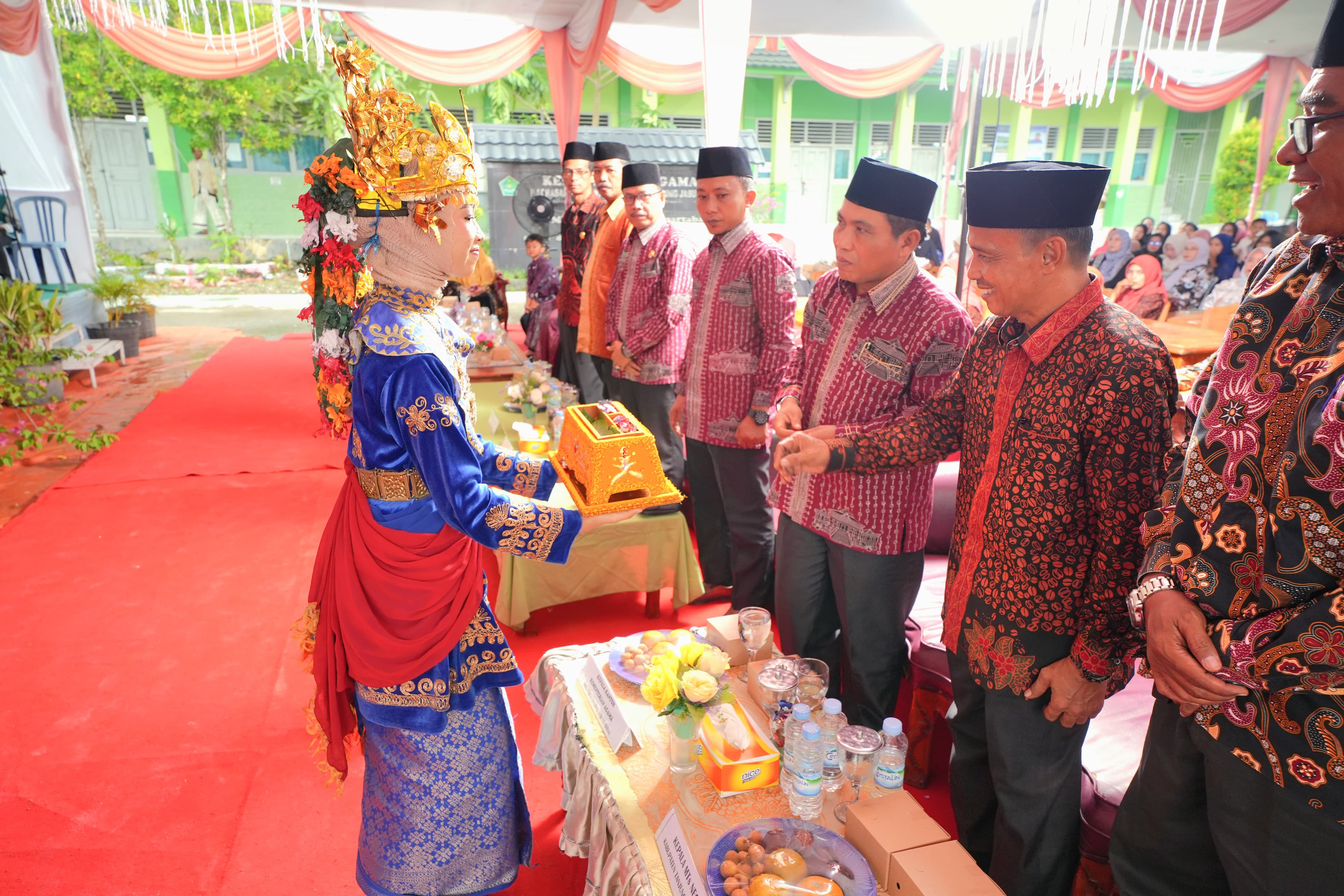 Pelepasan Siswa/Siswi Kelas IX MTsN 1 Tanjab Barat Berlangsung Haru dan Meriah