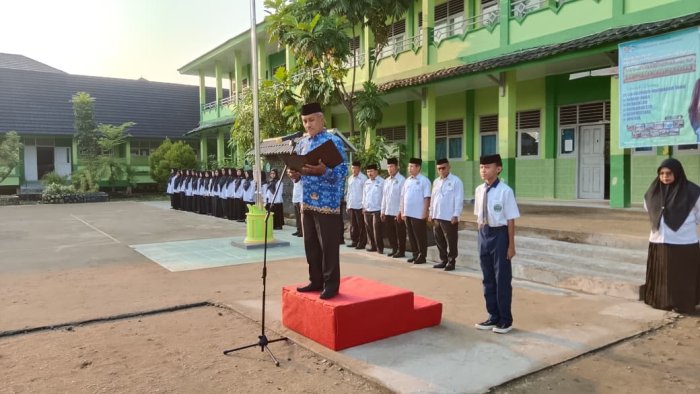 Pelaksanaan Upacara Bendera di MTsN 1 Tanjab Barat Tekankan Bahaya Bullying dan Pentingnya Kebersihan Pelaksanaan Upacara Bendera di MTsN 1 Tanjab Barat Tekankan Bahaya Bullying dan Pentingnya Kebersihan